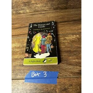 The Princess‎ and Curdie George MacDonald Paperback Puffin Books